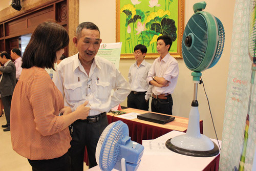 Sáng chế Cơ cấu lắp mặt tản gió dùng cho quạt điện dạng hộp